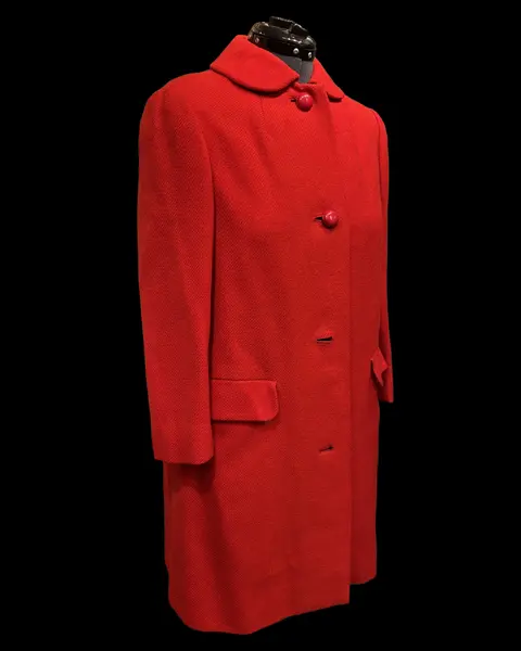 Foto de um(a) Casaco Vintage Lã Vermelho Vivo, da categoria de Casacos. casaco vintage, provavelmente década de 50, em lã, tom de vermelho tomate, gola estilo boneca, bolsos frontais,... Mostrado de uma perspectiva diferente. Vendido no marketplace Trésors.