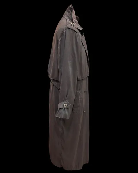 Foto de um(a) Trench Coat Vintage Besouro, da categoria de Casacos. Trench coat vintage, lindíssimo tom levemente metálico em tons esverdeado/azul/lilás, que carinhosamente chamamos de cor... Mostrado de uma perspectiva diferente. Vendido no marketplace Trésors.