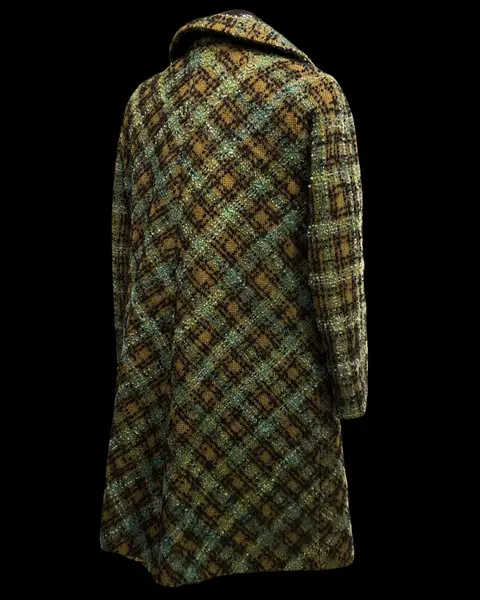 Foto de um(a) Casaco Vintage Tweed Xadrez, da categoria de Casacos. Raríssimo casaco tweed, xadrez em tom predominante verde, fechamento transpassado, 6 botões frontais, forro caramelo. Veste... Mostrado de uma perspectiva diferente. Vendido no marketplace Trésors.