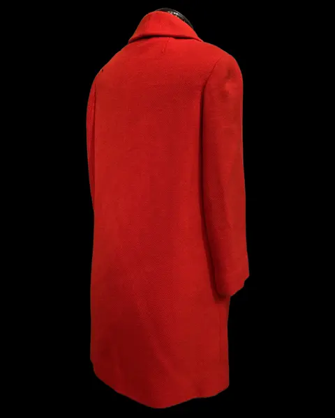 Foto de um(a) Casaco Vintage Lã Vermelho Vivo, da categoria de Casacos. casaco vintage, provavelmente década de 50, em lã, tom de vermelho tomate, gola estilo boneca, bolsos frontais,... Mostrado de uma perspectiva diferente. Vendido no marketplace Trésors.