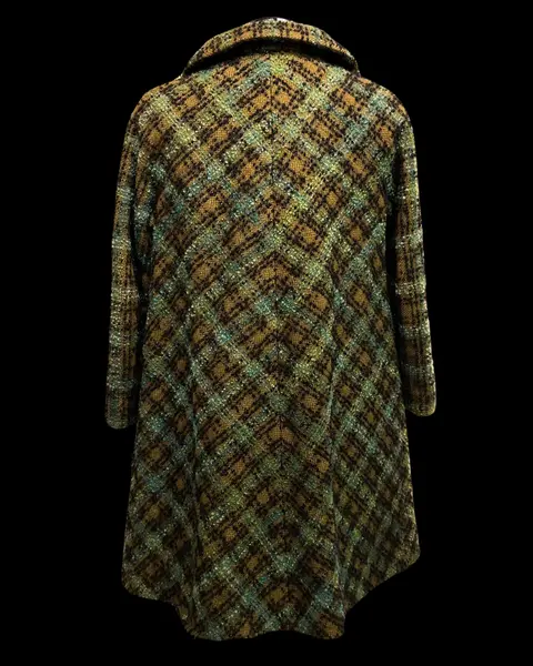 Foto de um(a) Casaco Vintage Tweed Xadrez, da categoria de Casacos. Raríssimo casaco tweed, xadrez em tom predominante verde, fechamento transpassado, 6 botões frontais, forro caramelo. Veste... Mostrado de uma perspectiva diferente. Vendido no marketplace Trésors.