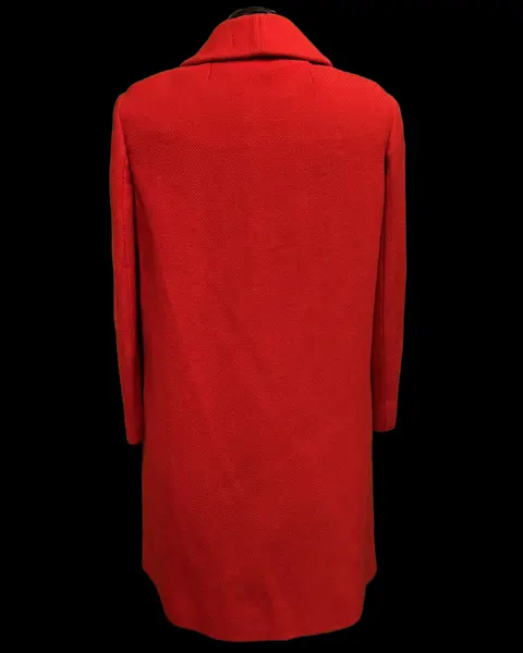 Foto de um(a) Casaco Vintage Lã Vermelho Vivo, da categoria de Casacos. casaco vintage, provavelmente década de 50, em lã, tom de vermelho tomate, gola estilo boneca, bolsos frontais,... Mostrado de uma perspectiva diferente. Vendido no marketplace Trésors.