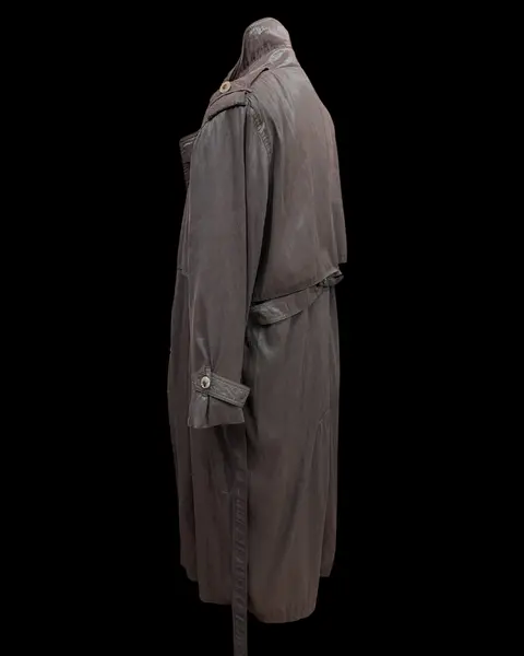 Foto de um(a) Trench Coat Vintage Besouro, da categoria de Casacos. Trench coat vintage, lindíssimo tom levemente metálico em tons esverdeado/azul/lilás, que carinhosamente chamamos de cor... Mostrado de uma perspectiva diferente. Vendido no marketplace Trésors.