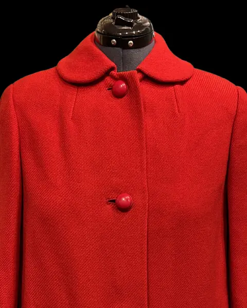 Foto de um(a) Casaco Vintage Lã Vermelho Vivo, da categoria de Casacos. casaco vintage, provavelmente década de 50, em lã, tom de vermelho tomate, gola estilo boneca, bolsos frontais,... Mostrado de uma perspectiva diferente. Vendido no marketplace Trésors.