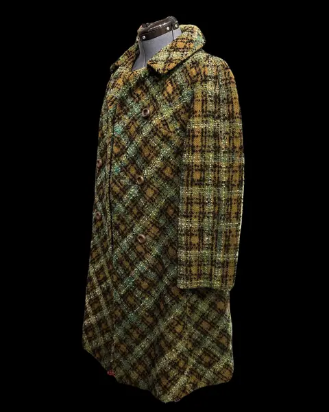 Foto de um(a) Casaco Vintage Tweed Xadrez, da categoria de Casacos. Raríssimo casaco tweed, xadrez em tom predominante verde, fechamento transpassado, 6 botões frontais, forro caramelo. Veste... Mostrado de uma perspectiva diferente. Vendido no marketplace Trésors.