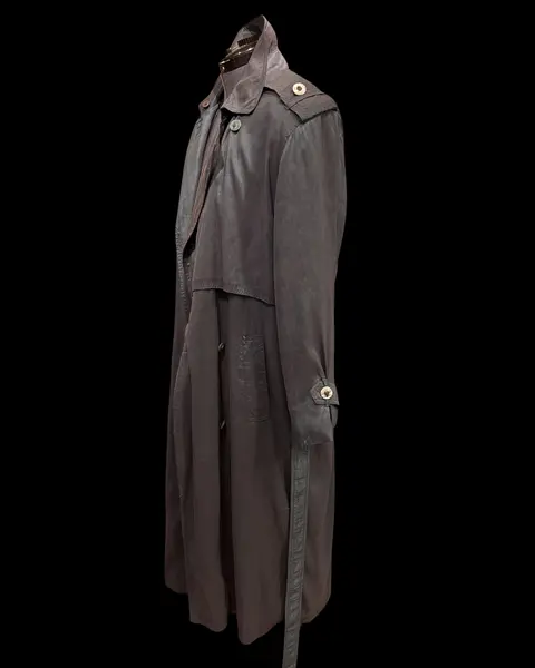 Foto de um(a) Trench Coat Vintage Besouro, da categoria de Casacos. Trench coat vintage, lindíssimo tom levemente metálico em tons esverdeado/azul/lilás, que carinhosamente chamamos de cor... Mostrado de uma perspectiva diferente. Vendido no marketplace Trésors.