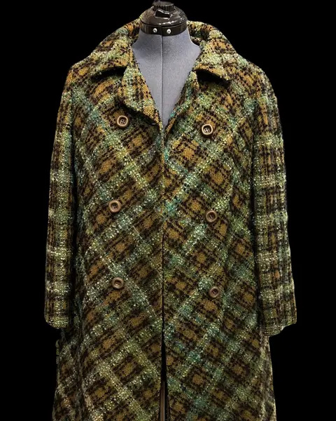 Foto de um(a) Casaco Vintage Tweed Xadrez, da categoria de Casacos. Raríssimo casaco tweed, xadrez em tom predominante verde, fechamento transpassado, 6 botões frontais, forro caramelo. Veste... Mostrado de uma perspectiva diferente. Vendido no marketplace Trésors.