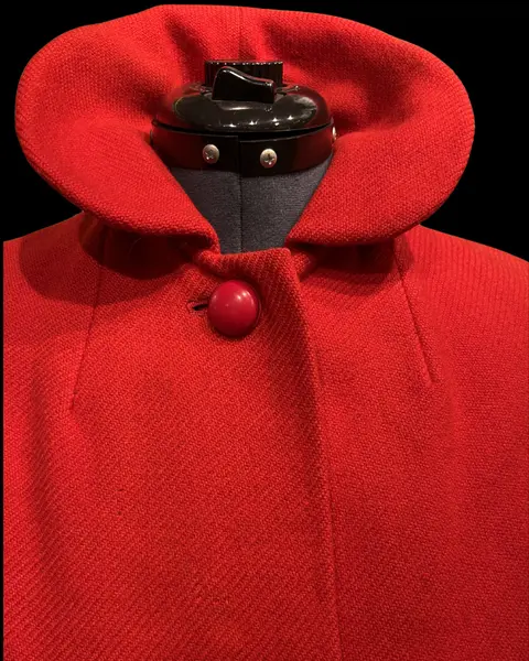 Foto de um(a) Casaco Vintage Lã Vermelho Vivo, da categoria de Casacos. casaco vintage, provavelmente década de 50, em lã, tom de vermelho tomate, gola estilo boneca, bolsos frontais,... Mostrado de uma perspectiva diferente. Vendido no marketplace Trésors.