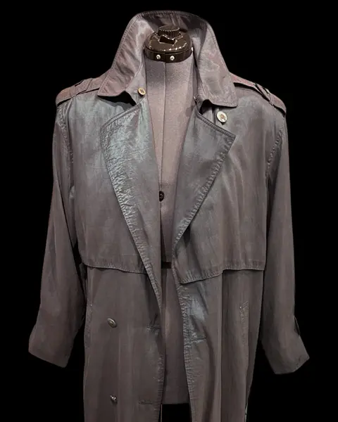 Foto de um(a) Trench Coat Vintage Besouro, da categoria de Casacos. Trench coat vintage, lindíssimo tom levemente metálico em tons esverdeado/azul/lilás, que carinhosamente chamamos de cor... Mostrado de uma perspectiva diferente. Vendido no marketplace Trésors.