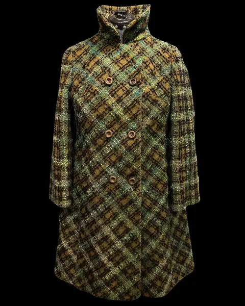 Foto de um(a) Casaco Vintage Tweed Xadrez, da categoria de Casacos. Raríssimo casaco tweed, xadrez em tom predominante verde, fechamento transpassado, 6 botões frontais, forro caramelo. Veste... Mostrado de uma perspectiva diferente. Vendido no marketplace Trésors.