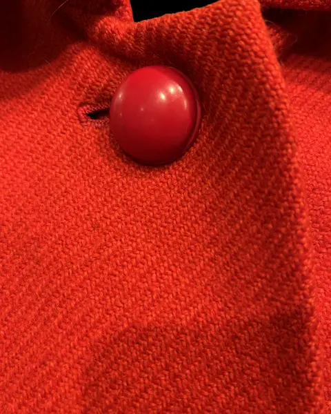 Foto de um(a) Casaco Vintage Lã Vermelho Vivo, da categoria de Casacos. casaco vintage, provavelmente década de 50, em lã, tom de vermelho tomate, gola estilo boneca, bolsos frontais,... Mostrado de uma perspectiva diferente. Vendido no marketplace Trésors.
