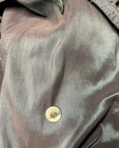 Foto de um(a) Trench Coat Vintage Besouro, da categoria de Casacos. Trench coat vintage, lindíssimo tom levemente metálico em tons esverdeado/azul/lilás, que carinhosamente chamamos de cor... Mostrado de uma perspectiva diferente. Vendido no marketplace Trésors.