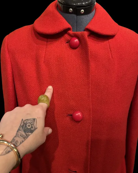 Foto de um(a) Casaco Vintage Lã Vermelho Vivo, da categoria de Casacos. casaco vintage, provavelmente década de 50, em lã, tom de vermelho tomate, gola estilo boneca, bolsos frontais,... Mostrado de uma perspectiva diferente. Vendido no marketplace Trésors.