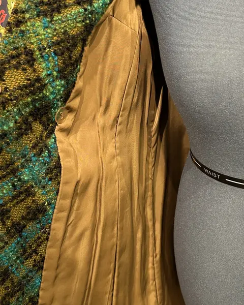Foto de um(a) Casaco Vintage Tweed Xadrez, da categoria de Casacos. Raríssimo casaco tweed, xadrez em tom predominante verde, fechamento transpassado, 6 botões frontais, forro caramelo. Veste... Mostrado de uma perspectiva diferente. Vendido no marketplace Trésors.