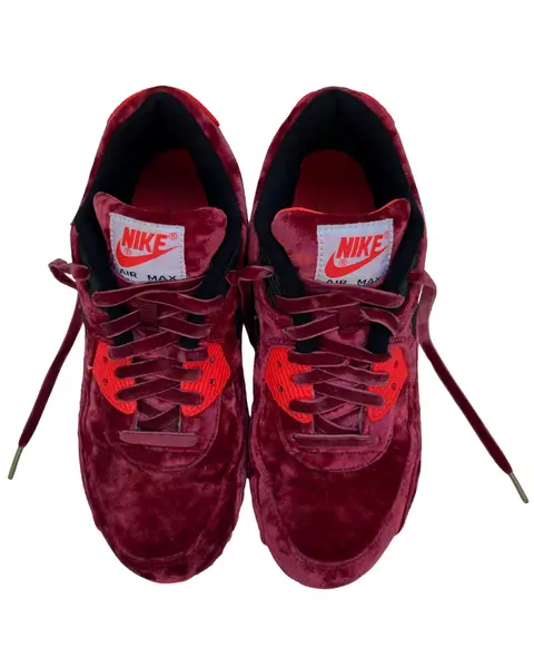 Foto de um(a) Tênis Nike Air Max 90 Velvet "25th Anniversary", da categoria de Tênis. Nike Air Max 90 "25th Anniversary" Red Velvet (Infrared Velvet Pack) é um modelo comemorativo e raro. > Conservação 8,5/10... Vendido no marketplace Trésors.
