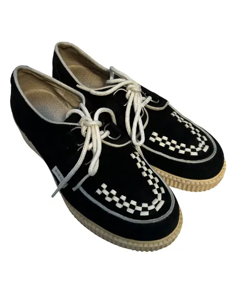 Foto de um(a) Creeper Diesel Camurça, da categoria de Sapatos. Creeper em camurça, da marca Diesel, detalhes em off, fechamento por cadarço Bom estado de conservação apenas com sinais de... Vendido no marketplace Trésors.