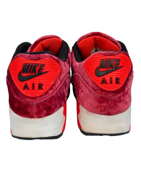 Foto de um(a) Tênis Nike Air Max 90 Velvet "25th Anniversary", da categoria de Tênis. Nike Air Max 90 "25th Anniversary" Red Velvet (Infrared Velvet Pack) é um modelo comemorativo e raro. > Conservação 8,5/10... Mostrado de uma perspectiva diferente. Vendido no marketplace Trésors.