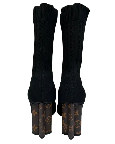 Foto de um(a) Bota Knit Louis Vuitton, da categoria de Botas. Bota Knit Louis Vuitton, saltos estrela com monogramas, italiana, em bom estado de conservação, porém foi retirada as tiras... Mostrado de uma perspectiva diferente. Vendido no marketplace Trésors.