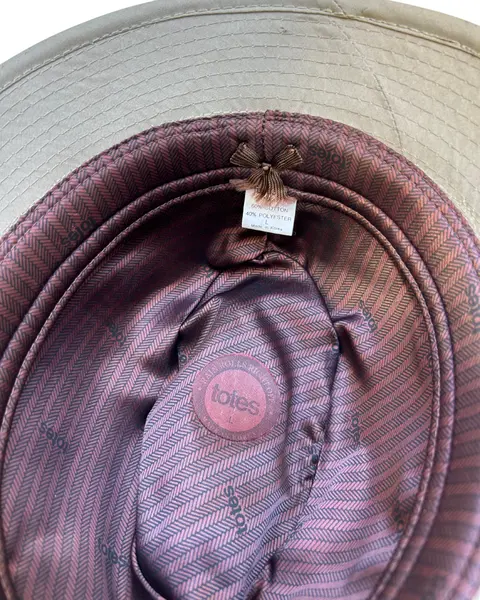 Foto de um(a) Chapéu Vintage Bucket Totes Cargo, da categoria de Chapéus. Chapéu bucket vintage Totes, Coreano, em tecido alinhavado, 60% algodão 40% poliéster. Cor fendi Coroa modelável vincada ou... Mostrado de uma perspectiva diferente. Vendido no marketplace Trésors.