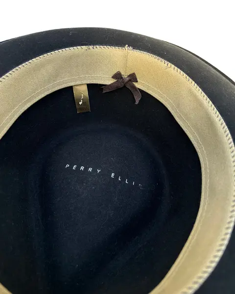 Foto de um(a) Chapéu Fedora Perry Ellis, da categoria de Chapéus. Chapéu Fedora, feltro 100% lã, da marca americana Perry Ellis, foram produzidos pela marca em coleções de inverno... Mostrado de uma perspectiva diferente. Vendido no marketplace Trésors.