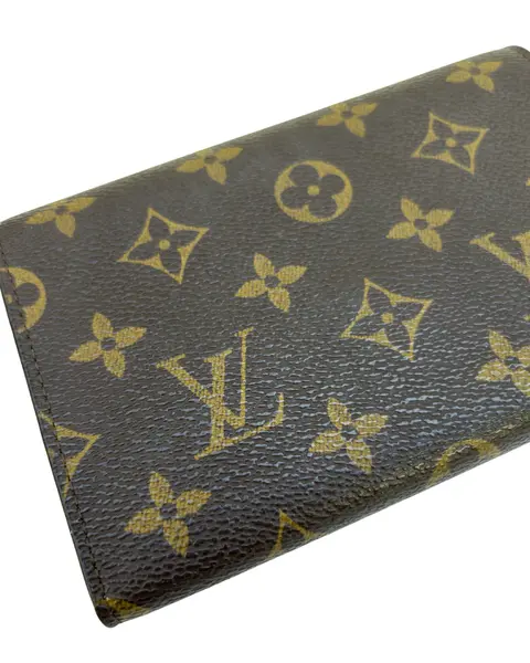 Foto de um(a) Carteira Atribuída Louis Vuitton, da categoria de Bolsas. carteira Louis Vuitton, canva com clássico monograma da marca. A carteira tem todos os requisitos de originalidade, porém em... Mostrado de uma perspectiva diferente. Vendido no marketplace Trésors.
