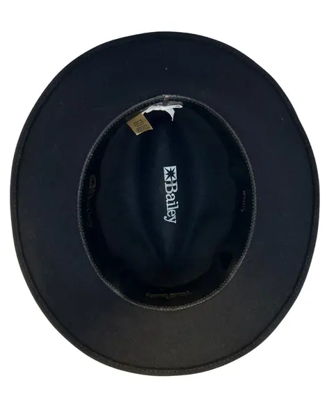 Foto de um(a) Chapéu Fedora Bailey, da categoria de Chapéus. Chapéu Fedora Bailey, americano, em feltro e faixa em couro trançado Cor preto Coroa vincada Cone médio Aba 6cm Banda... Mostrado de uma perspectiva diferente. Vendido no marketplace Trésors.