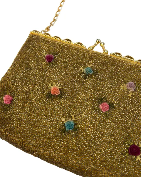 Foto de um(a) Bolsa Vintage Bordada Dourada Mini Rosas, da categoria de Botas. lindíssima bolsa vintage, inteiramente bordada em pedrarias douradas e detalhes de mini rosas bordadas em fio, fecho vovó... Mostrado de uma perspectiva diferente. Vendido no marketplace Trésors.