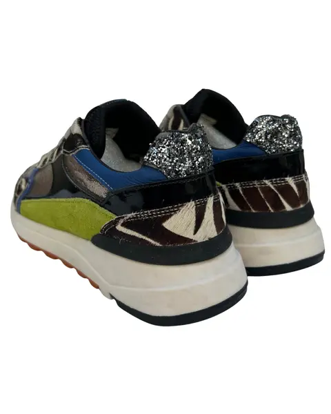 Foto de um(a) Tênis Shelter Retrô Colors Zebra, da categoria de Tênis. tênis Shelter, modelo retrô multi-estampas mix de cores, zebra e detalhes metálicos. Muito bom estado, praticamente sem uso.... Mostrado de uma perspectiva diferente. Vendido no marketplace Trésors.