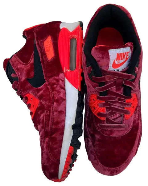 Foto de um(a) Tênis Nike Air Max 90 Velvet "25th Anniversary", da categoria de Tênis. Nike Air Max 90 "25th Anniversary" Red Velvet (Infrared Velvet Pack) é um modelo comemorativo e raro. > Conservação 8,5/10... Mostrado de uma perspectiva diferente. Vendido no marketplace Trésors.