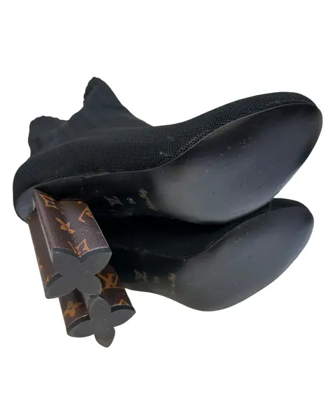 Foto de um(a) Bota Knit Louis Vuitton, da categoria de Botas. Bota Knit Louis Vuitton, saltos estrela com monogramas, italiana, em bom estado de conservação, porém foi retirada as tiras... Mostrado de uma perspectiva diferente. Vendido no marketplace Trésors.