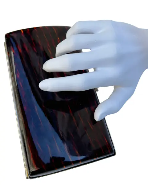 Foto de um(a) Clutch de Mão CGC Lucite Tartarura, da categoria de Bolsas. clutch vintage CGC, em lucite padrão tartaruga, ferragem em metal, fecho estilo vovó, não possui alça, compatível ao tamanho... Mostrado de uma perspectiva diferente. Vendido no marketplace Trésors.