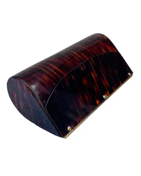 Foto de um(a) Clutch Vintage de Mão Ika, da categoria de Bolsas. Bolsa de mão vintage, marca Ika, padrão tartaruga, em lucite, acrílico, ferragem em metal, fecho em velcro, não possui alça,... Mostrado de uma perspectiva diferente. Vendido no marketplace Trésors.