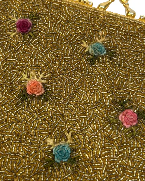 Foto de um(a) Bolsa Vintage Bordada Dourada Mini Rosas, da categoria de Botas. lindíssima bolsa vintage, inteiramente bordada em pedrarias douradas e detalhes de mini rosas bordadas em fio, fecho vovó... Mostrado de uma perspectiva diferente. Vendido no marketplace Trésors.