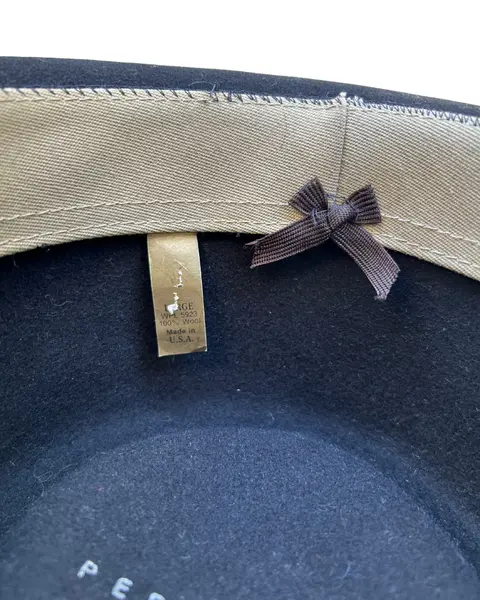 Foto de um(a) Chapéu Fedora Perry Ellis, da categoria de Chapéus. Chapéu Fedora, feltro 100% lã, da marca americana Perry Ellis, foram produzidos pela marca em coleções de inverno... Mostrado de uma perspectiva diferente. Vendido no marketplace Trésors.