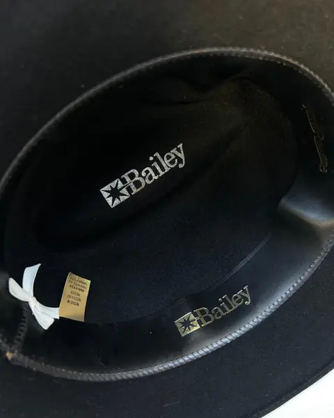Foto de um(a) Chapéu Fedora Bailey, da categoria de Chapéus. Chapéu Fedora Bailey, americano, em feltro e faixa em couro trançado Cor preto Coroa vincada Cone médio Aba 6cm Banda... Mostrado de uma perspectiva diferente. Vendido no marketplace Trésors.