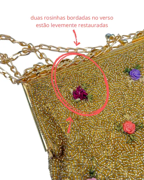 Foto de um(a) Bolsa Vintage Bordada Dourada Mini Rosas, da categoria de Botas. lindíssima bolsa vintage, inteiramente bordada em pedrarias douradas e detalhes de mini rosas bordadas em fio, fecho vovó... Mostrado de uma perspectiva diferente. Vendido no marketplace Trésors.