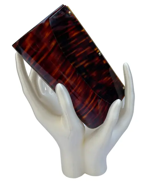 Foto de um(a) Clutch Vintage de Mão Ika, da categoria de Bolsas. Bolsa de mão vintage, marca Ika, padrão tartaruga, em lucite, acrílico, ferragem em metal, fecho em velcro, não possui alça,... Mostrado de uma perspectiva diferente. Vendido no marketplace Trésors.