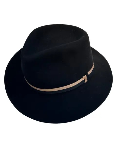 Foto de um(a) Chapéu Fedora Perry Ellis, da categoria de Chapéus. Chapéu Fedora, feltro 100% lã, da marca americana Perry Ellis, foram produzidos pela marca em coleções de inverno... Vendido no marketplace Trésors.