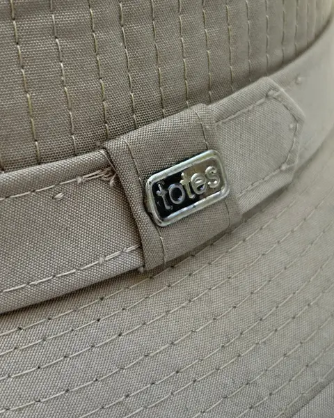 Foto de um(a) Chapéu Vintage Bucket Totes Cargo, da categoria de Chapéus. Chapéu bucket vintage Totes, Coreano, em tecido alinhavado, 60% algodão 40% poliéster. Cor fendi Coroa modelável vincada ou... Mostrado de uma perspectiva diferente. Vendido no marketplace Trésors.