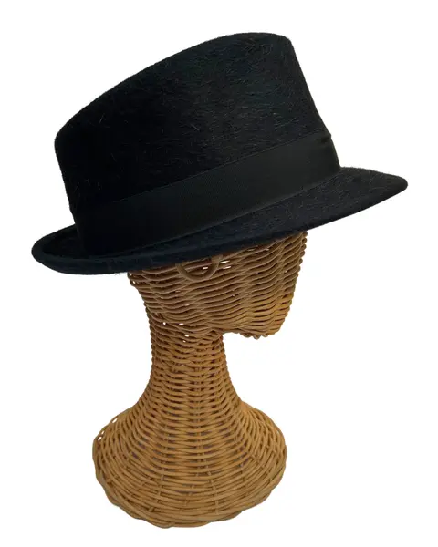 Foto de um(a) Chapéu Fedora A Época Curitiba, da categoria de Chapéus. Chapéu fedora da antiga “A Época Curitiba”, em feltro de pelo ou lã texturizada, que confere esse visual e toque pelúcia... Mostrado de uma perspectiva diferente. Vendido no marketplace Trésors.