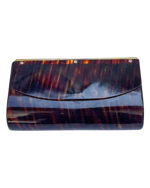 Foto de um(a) Clutch Vintage de Mão Ika, da categoria de Bolsas. Bolsa de mão vintage, marca Ika, padrão tartaruga, em lucite, acrílico, ferragem em metal, fecho em velcro, não possui alça,... Vendido no marketplace Trésors.