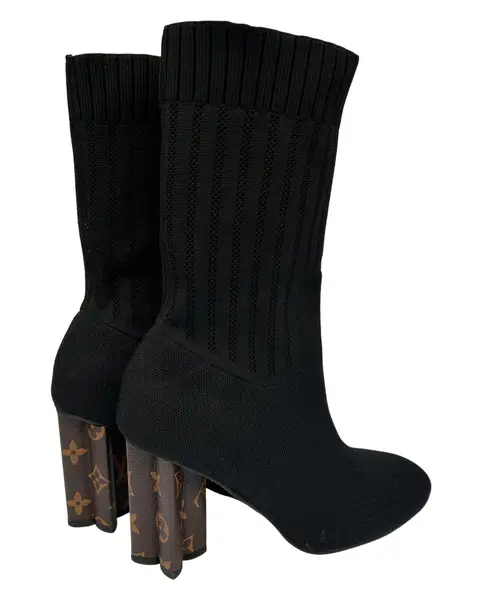 Foto de um(a) Bota Knit Louis Vuitton, da categoria de Botas. Bota Knit Louis Vuitton, saltos estrela com monogramas, italiana, em bom estado de conservação, porém foi retirada as tiras... Vendido no marketplace Trésors.