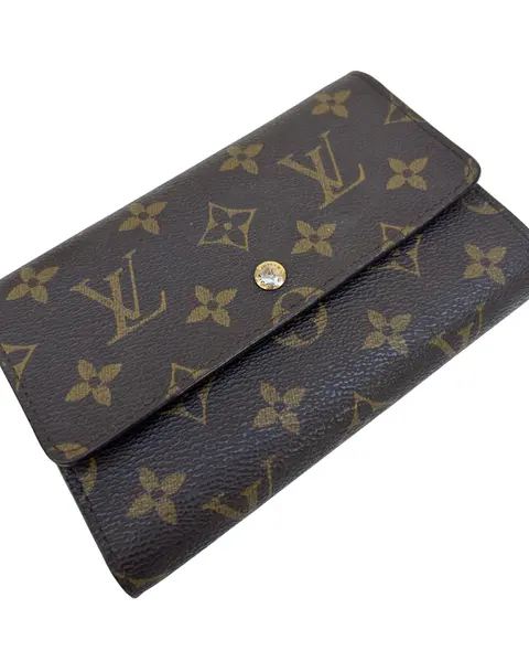 Foto de um(a) Carteira Atribuída Louis Vuitton, da categoria de Bolsas. carteira Louis Vuitton, canva com clássico monograma da marca. A carteira tem todos os requisitos de originalidade, porém em... Vendido no marketplace Trésors.