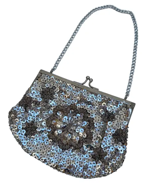 Foto de um(a) Bolsa Vintage Paetê Prata, da categoria de Bolsas. pequena bolsa vintage, bordada em pedrarias e lantejoulas prateadas, possui fecho “vovó”, alça corrente, correspondente à... Vendido no marketplace Trésors.
