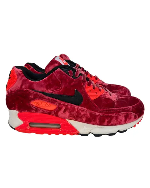 Foto de um(a) Tênis Nike Air Max 90 Velvet "25th Anniversary", da categoria de Tênis. Nike Air Max 90 "25th Anniversary" Red Velvet (Infrared Velvet Pack) é um modelo comemorativo e raro. > Conservação 8,5/10... Mostrado de uma perspectiva diferente. Vendido no marketplace Trésors.