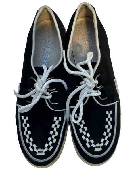 Foto de um(a) Creeper Diesel Camurça, da categoria de Sapatos. Creeper em camurça, da marca Diesel, detalhes em off, fechamento por cadarço Bom estado de conservação apenas com sinais de... Mostrado de uma perspectiva diferente. Vendido no marketplace Trésors.