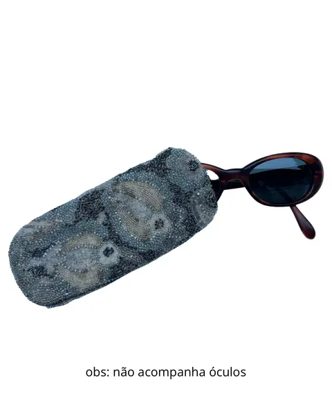 Foto de um(a) Porta Óculos Vintage Bordado Pedrarias, da categoria de Bolsas. porta óculos vintage, compatível à pequenos óculos de leitura, inteiramente bordados em pedrarias em tons de cinza e prata,... Mostrado de uma perspectiva diferente. Vendido no marketplace Trésors.