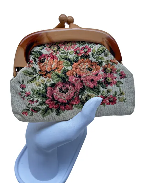 Foto de um(a) Bolsinha Porta Documentos Gobelin, da categoria de Bolsas. pequena bolsinha vintage gobelin, tamanho correspondente à documento, fecho vovó em material sintético, forro em material... Vendido no marketplace Trésors.