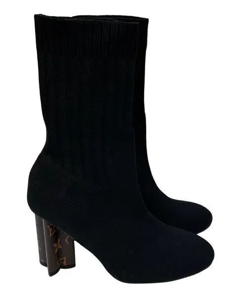 Foto de um(a) Bota Knit Louis Vuitton, da categoria de Botas. Bota Knit Louis Vuitton, saltos estrela com monogramas, italiana, em bom estado de conservação, porém foi retirada as tiras... Mostrado de uma perspectiva diferente. Vendido no marketplace Trésors.