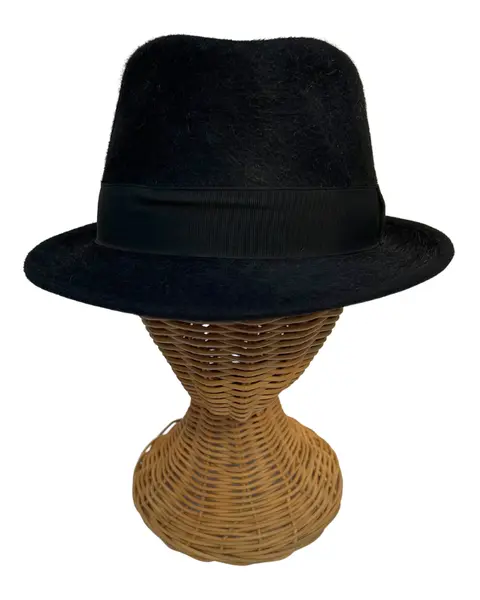 Foto de um(a) Chapéu Fedora A Época Curitiba, da categoria de Chapéus. Chapéu fedora da antiga “A Época Curitiba”, em feltro de pelo ou lã texturizada, que confere esse visual e toque pelúcia... Mostrado de uma perspectiva diferente. Vendido no marketplace Trésors.